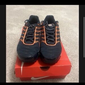 Nike Men's Dark Blue and Orange Sneakers